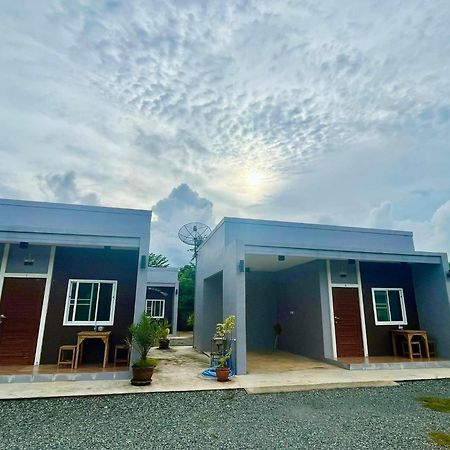 แหลมงอบเฮาส์ Laemngob House Villa Bagian luar foto