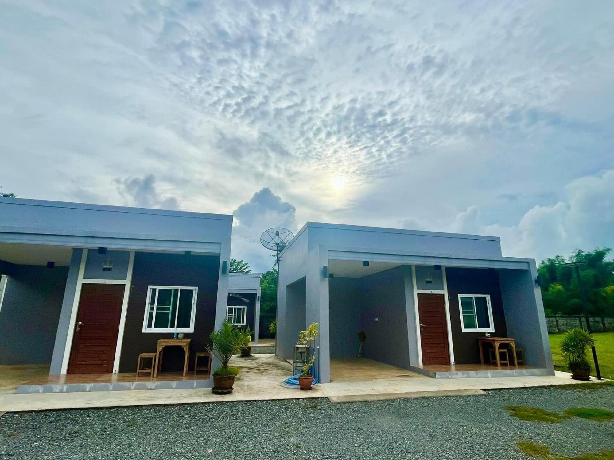 แหลมงอบเฮาส์ Laemngob House Villa Bagian luar foto